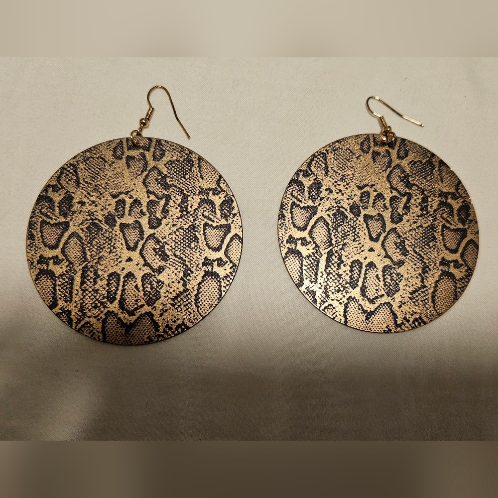 Animal print round earrings